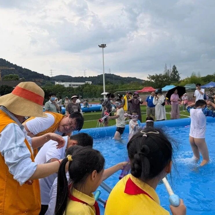 服务︱浪花里的笑脸，会议上的蓝图——钱潮服务队盛夏开启服务新篇章